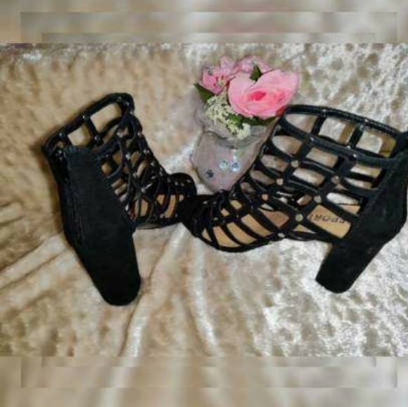 Woman's black heels - Picture 2 of 4